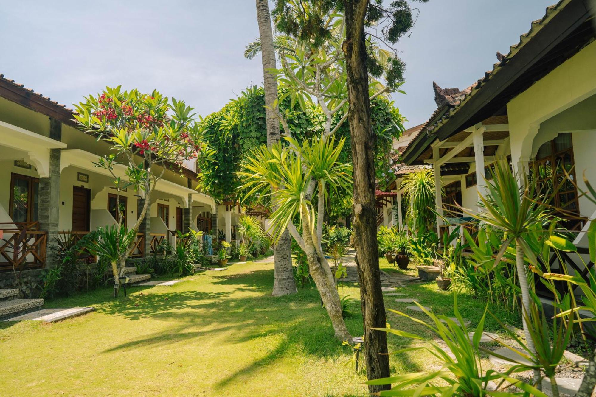 Отель The Confidential Mandalika Kuta  Экстерьер фото